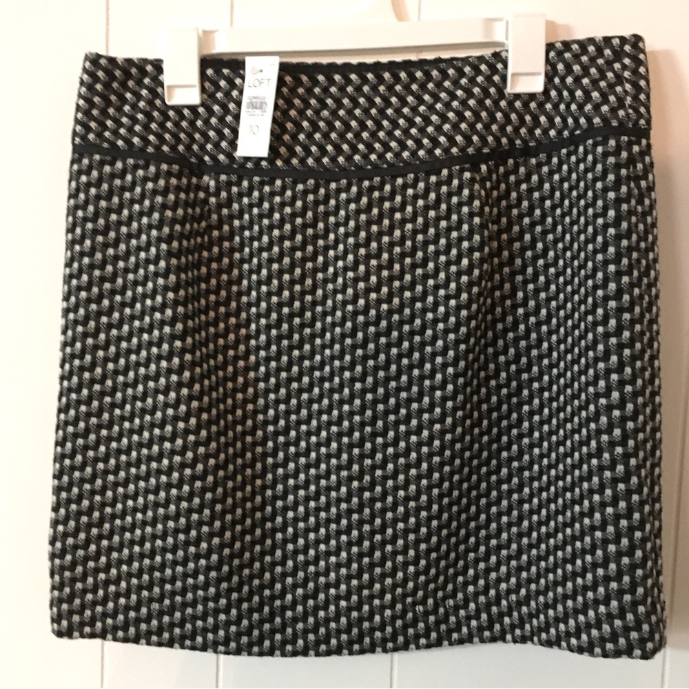 NWT Loft black and white tweed flat front skirt size 10.